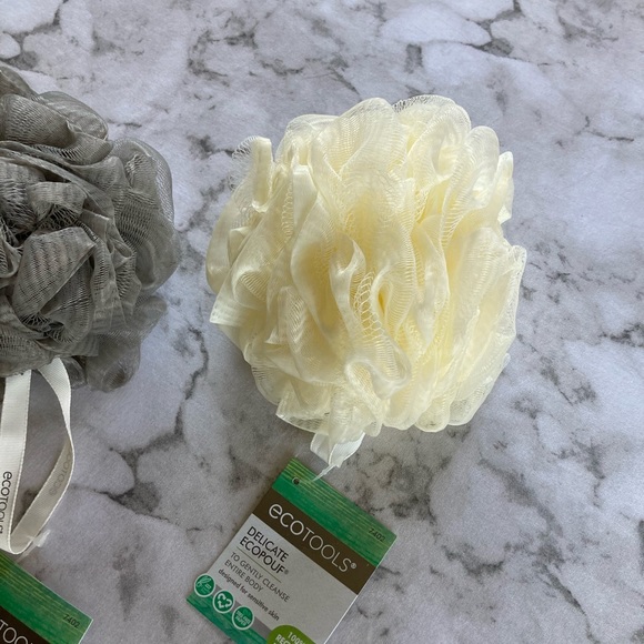 keeping🙃 3 Eco tools eco pouf to gently cleanse entire body. Plus 2 facial mitts - Picture 3 of 8
